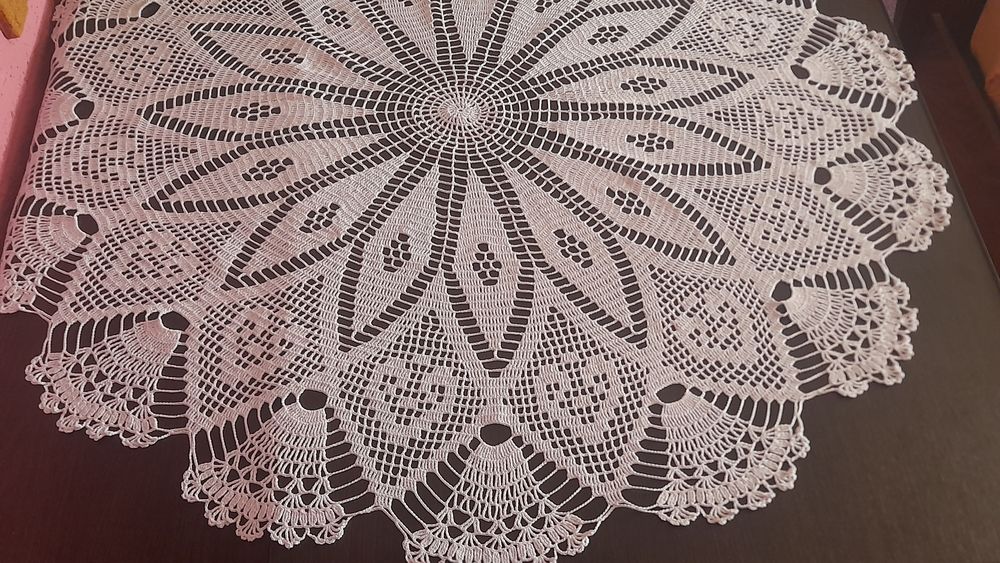 Вязана крючком скатерть