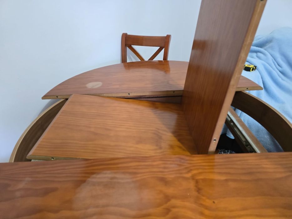 Mesa + quatro cadeiras: 
Diâmetro 107cm,