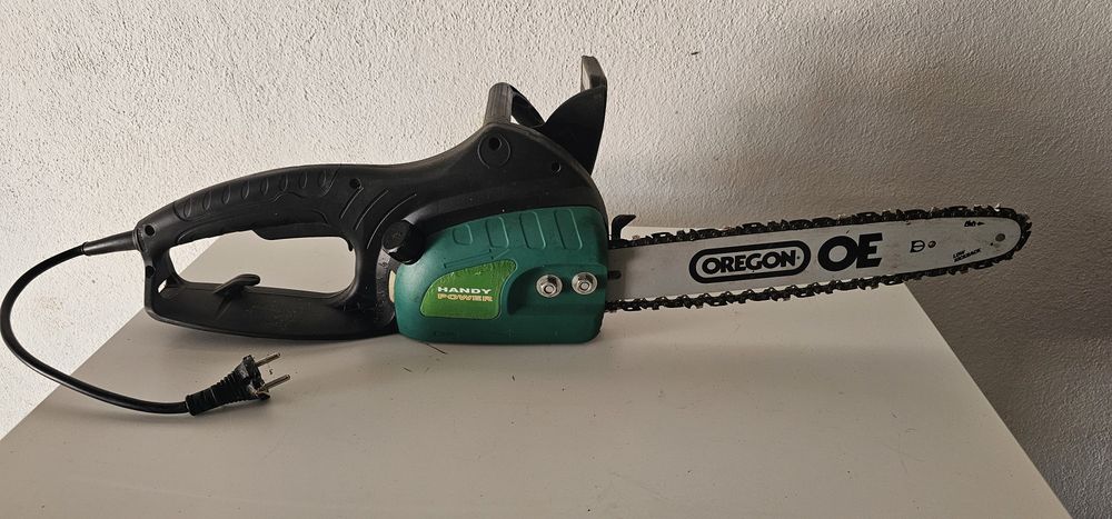 Eletrosserra preta e verde