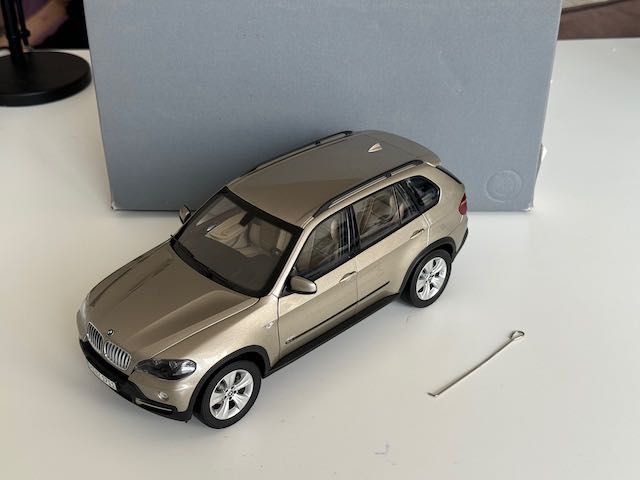 京商 BMW X5 4．4i 1/18 BMW X5 4.4i, 1:18 Kyosho - 11626930424 - oficjalne archiwum