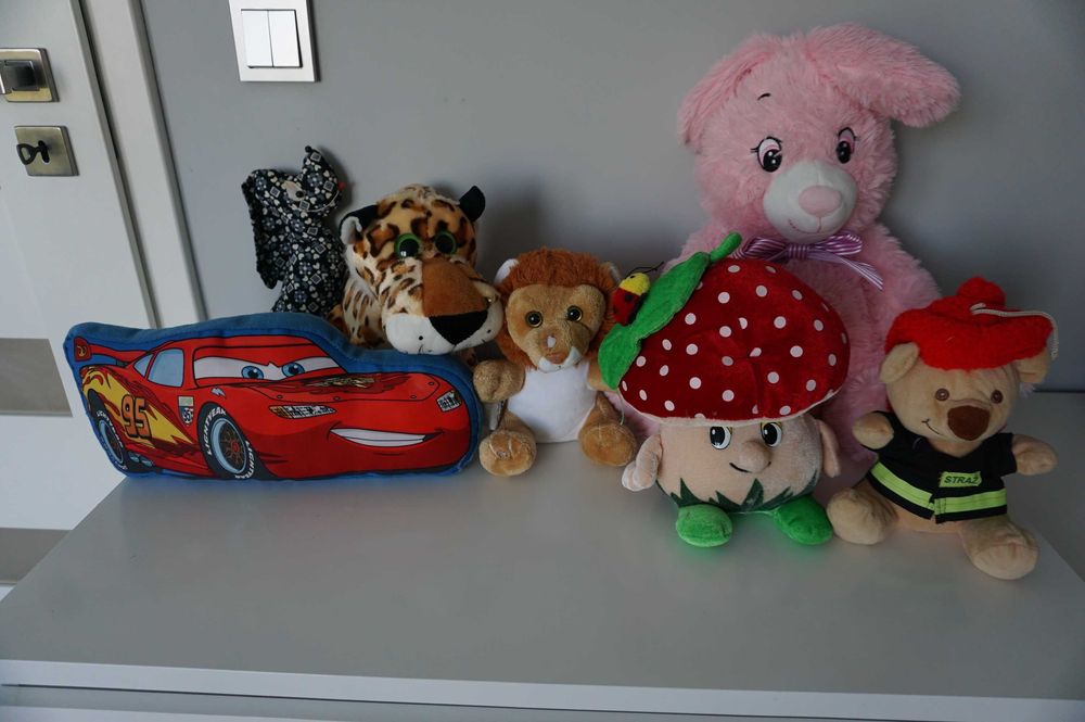 7 szt. zestaw dużych maskotek~ królik, strażak, zygzak McQueen