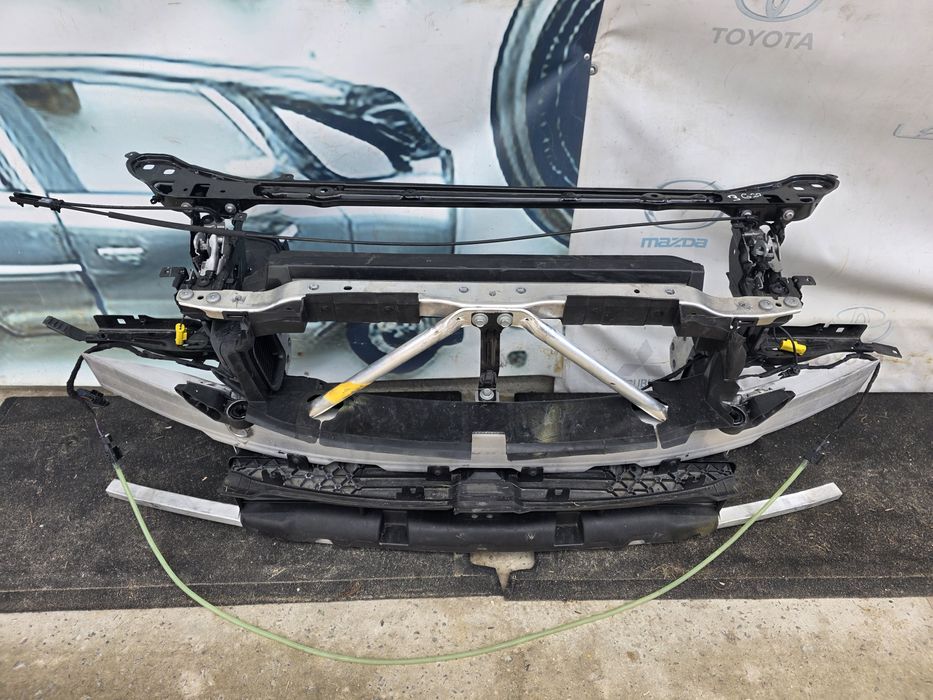 Передня панель телевізор BMW 3 G28 рестайлінг 2024-2025 року