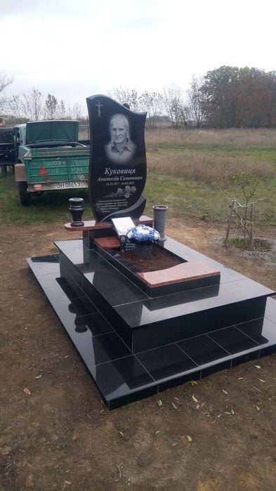 Памятники від Виробника