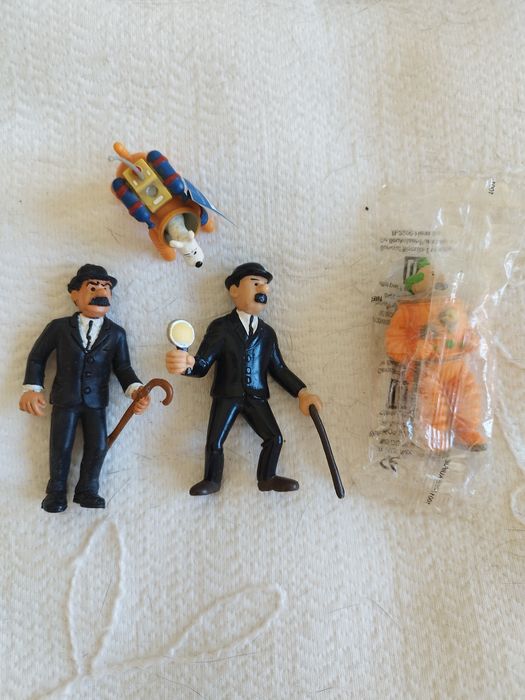 conjunto de 4 figuras de tintim.  de diferentes épocas.