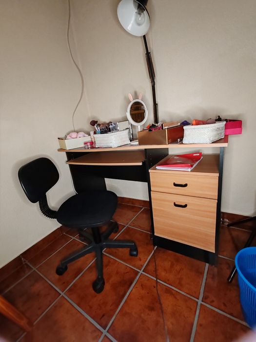 Secretaria em madeira com cadeira