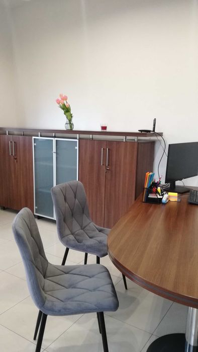 Dwa szare welurowe krzesła