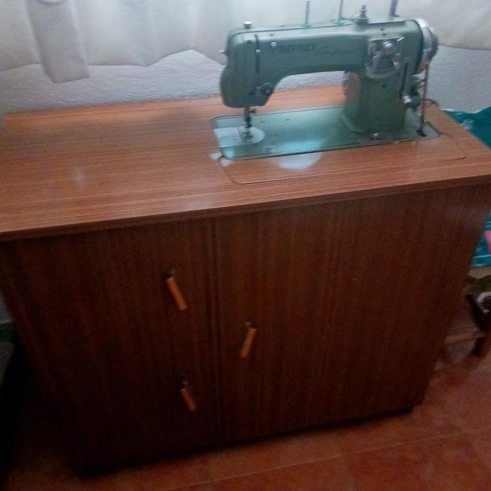 Máquina de costura eléctrica