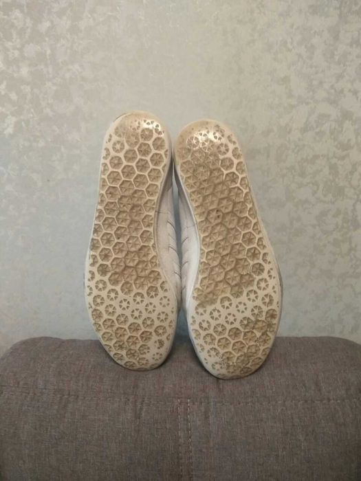 Кросівки Adidas Gazelle помʼяті, але не зламані :)