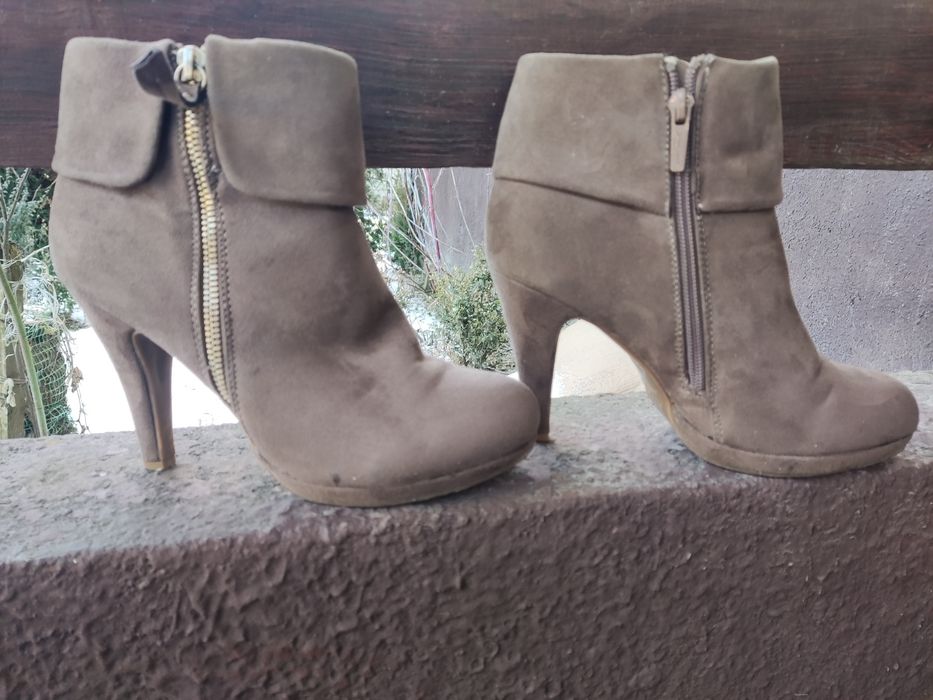 Buty na wysokim obcasie z suwakami