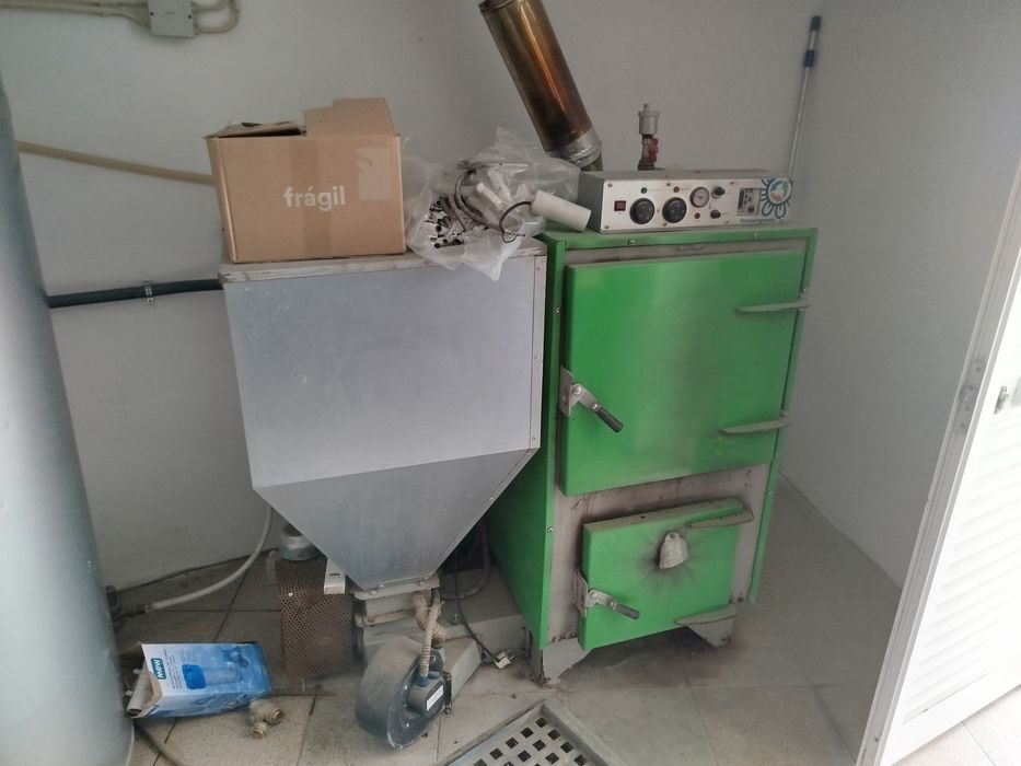 Máquina a pellets com silo