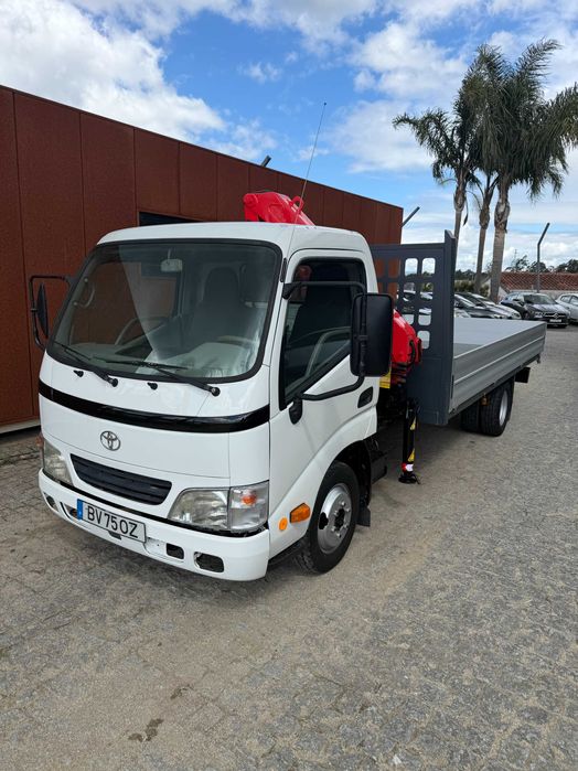Toyota dyna com grua palfinger