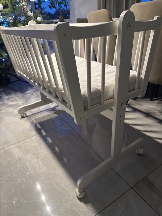 Piekna drewniana kołyska z materacem