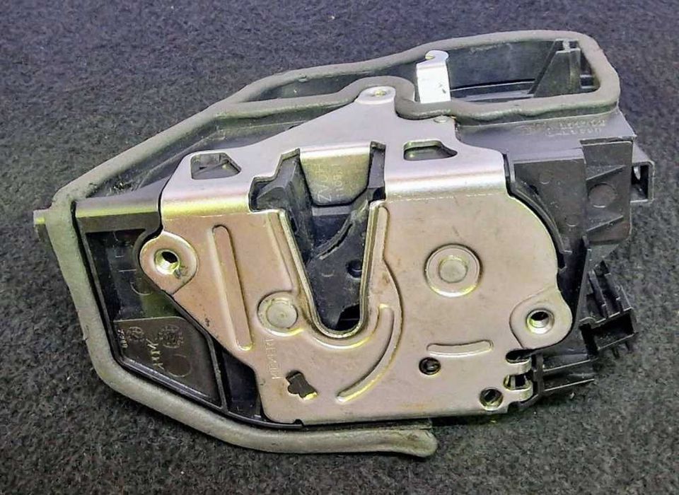 Fechadura / Fecho Porta Frente Esquerdo BMW 1 (F20) ano 2011