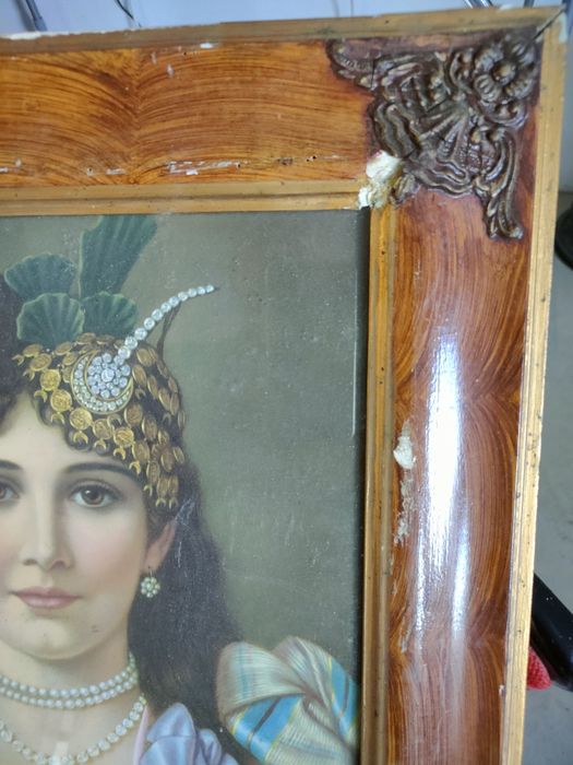 Moldura em madeira e metal.