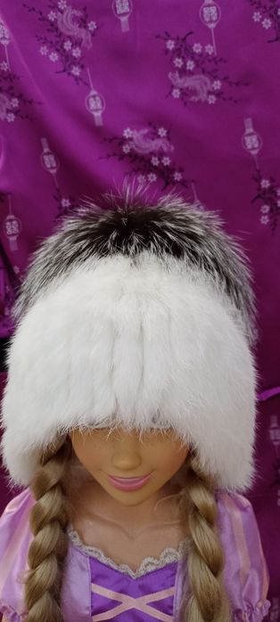 Продам зимову шапку з   натуральним  хутровим пампоном з чорнобурки.