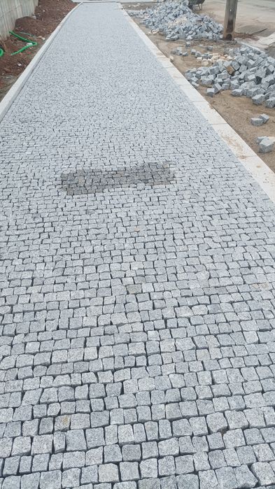 Pavimentações (calçada portuguesa) e obras públicas.