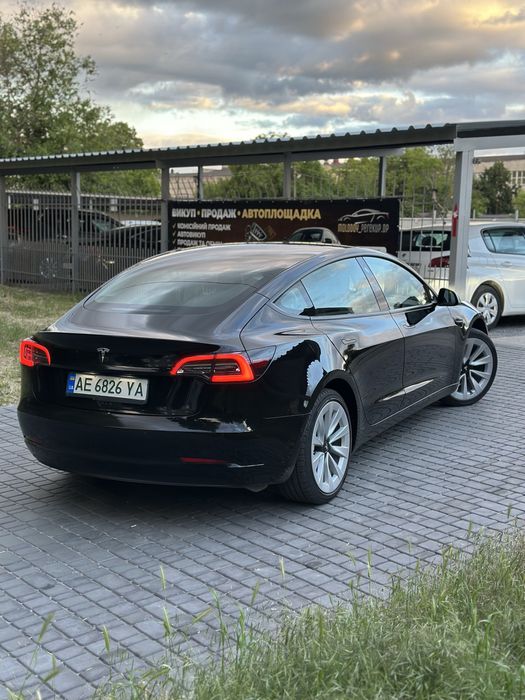 Tesla Model 3.