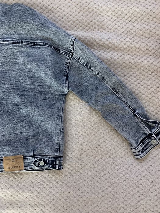 Джинсова куртка сірого кольору