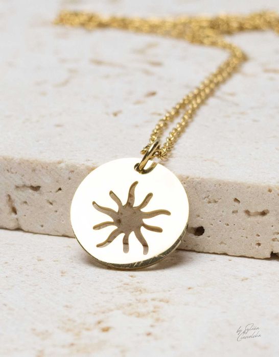 Blask słońca zamknięty w naszyjniku