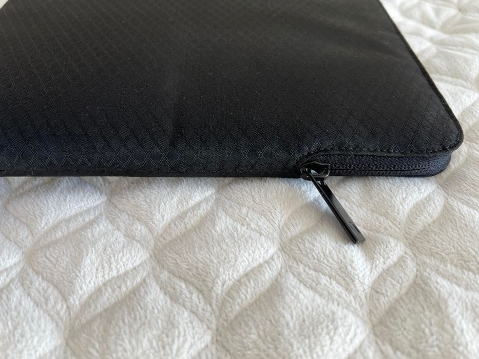 Pokrowiec na laptopa 15" marki Incase, czarny, suwak