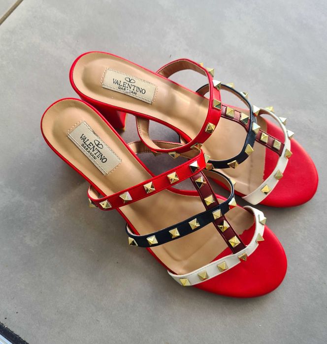 Sandálias Valentino tam.40 com tachas vermelhas salto médio