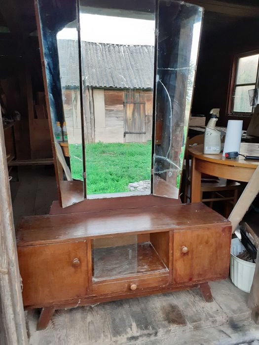 Stara witryna na buty do przedpokoju