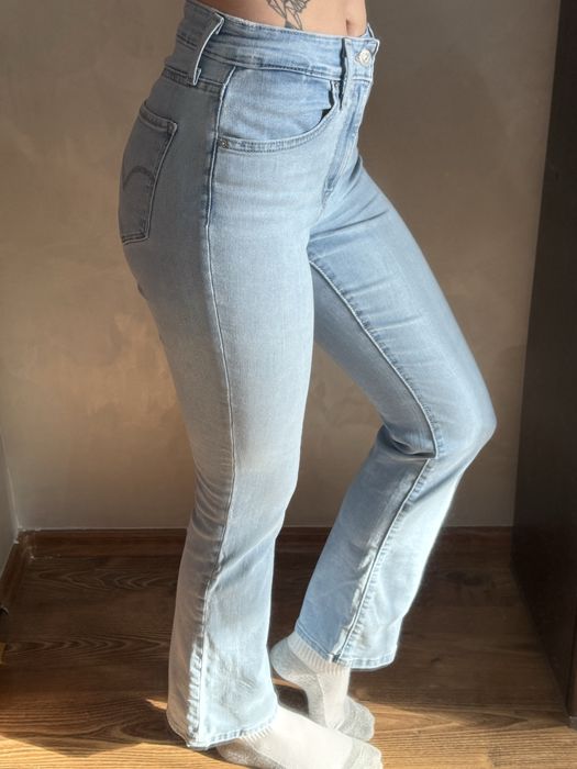 Джинси Левайс.