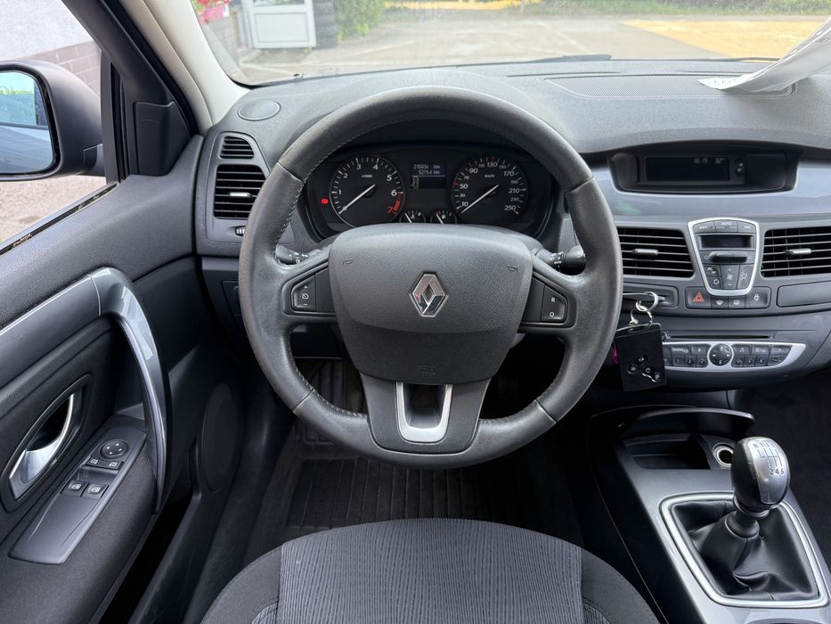 Laguna 2.0 benzyna 140 koni 6 biegow Tempomat Isofix Renault ZAMIANA