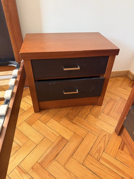 Conjunto de Quarto em Madeira semi-novo (Cama, Cómoda com Espelho, Roupeiro e 2 Mesas de Cabeceira)