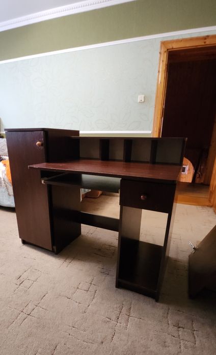 Комп'ютерний стіл