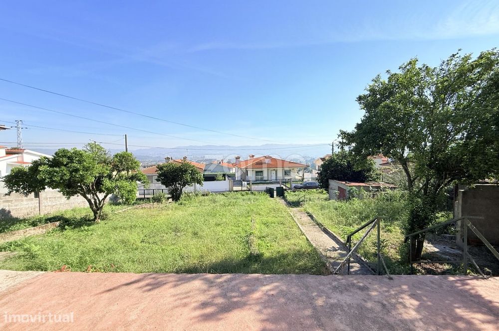 Moradia Térrea com 766 m² de Terreno e Poço