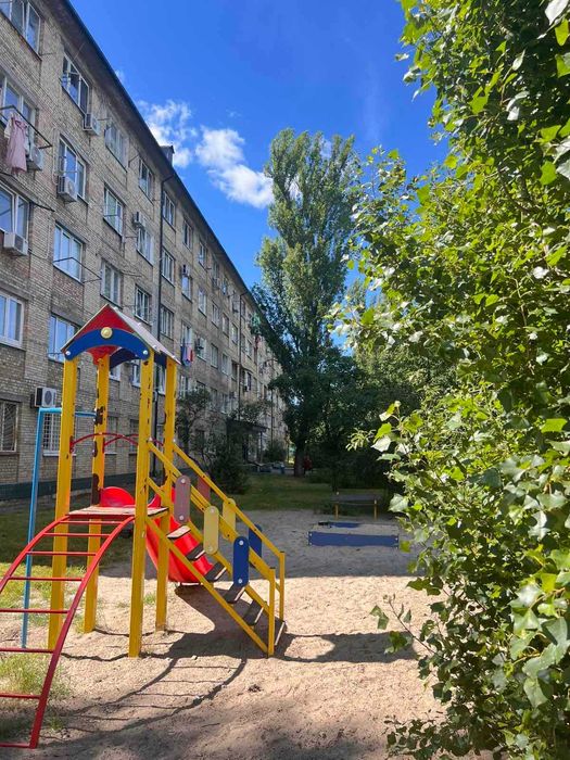 Продам велику 18,7м.кв. кімнату з ремонтом в гуртожитку біля м.Лісова і Чернігівська. ТЕРМІНОВО