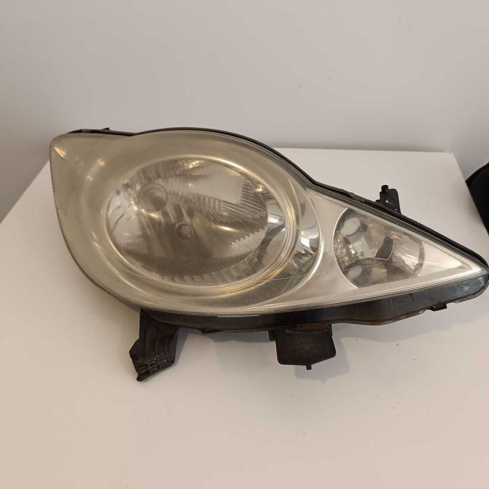 Farol direito Peugeot 107 Hatckback