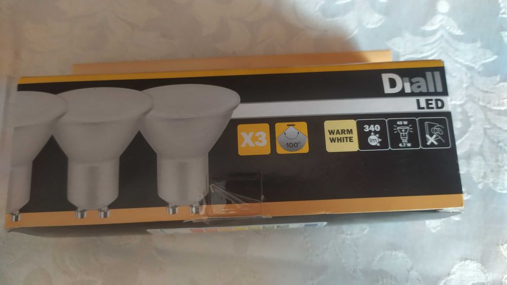 Komplet nowych żarówek Diall LED 340 w kartonie