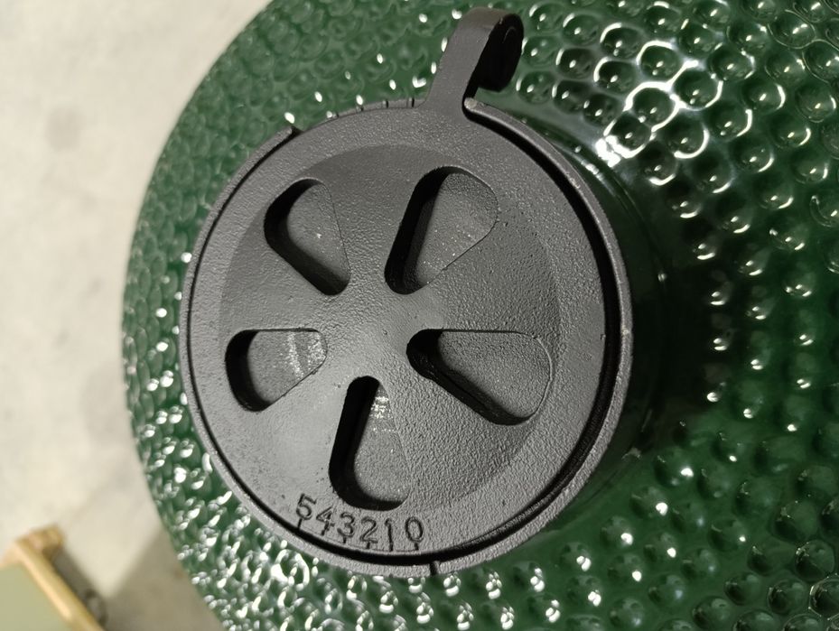 Керамічний гриль на вугіллі. Гриль. Барбекю. BBQ