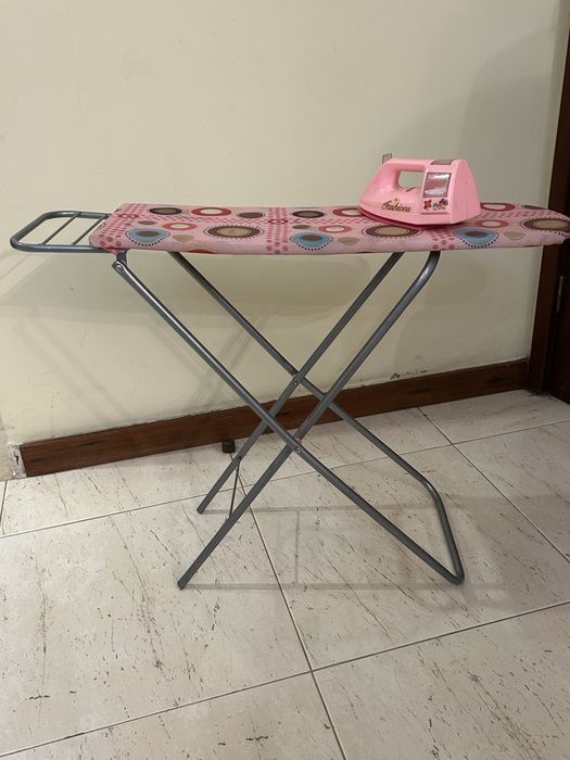 Tabua de passar a ferro de brincar + ferro de brincar