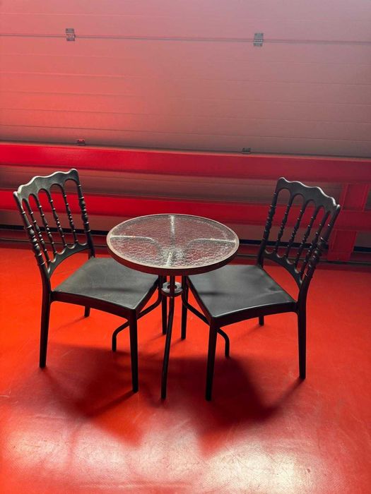 Mesa de bar redonda Ø60cm com tampo em vidro e duas cadeiras