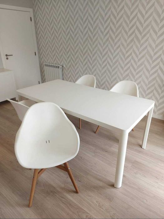 Mesa e cadeiras brancas Ikea, junto ou separado.