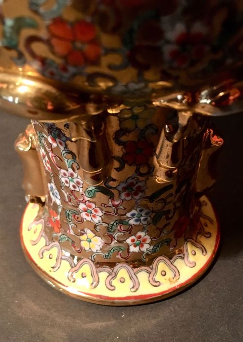 PORCELANA CHINESA - anos 50 - fundo a ouro - pintada à mão - 26 cm/s