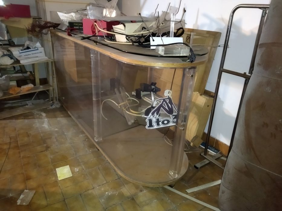 Balcão em acrilico e madeira