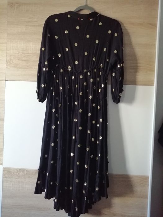 Vestido preto com detalhes dourados