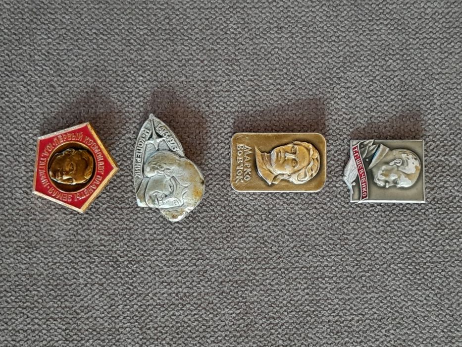Значки радянського часу.