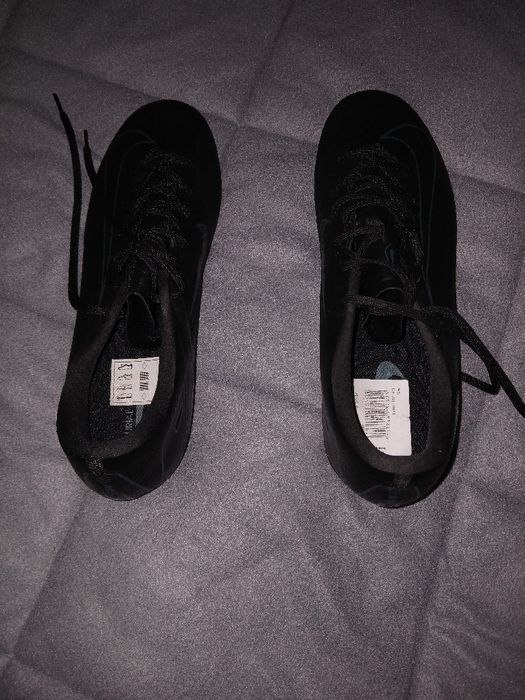 Vendo chuteiras de Nike tamanho 42 mais caneleiras