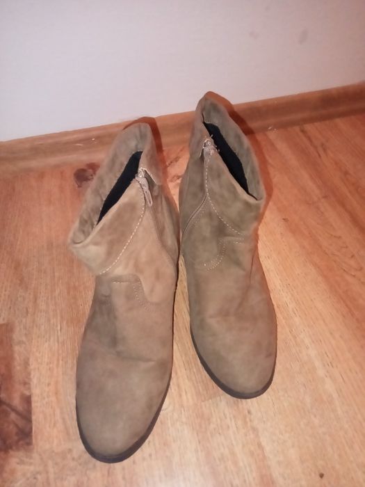Botki damskie wiosenno -jesienne na obcasie.
