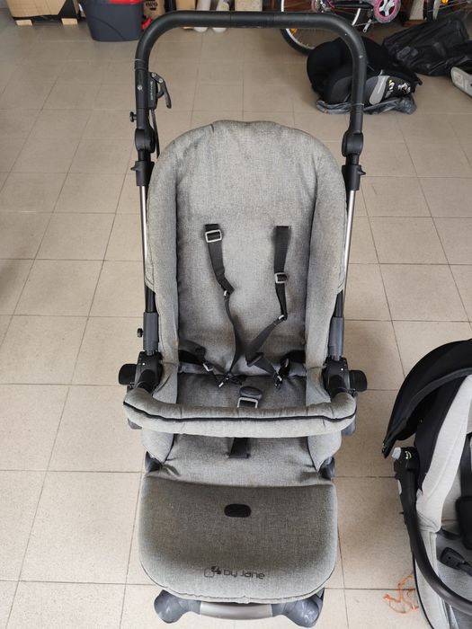 Carrinho e Cadeiras de Bebê