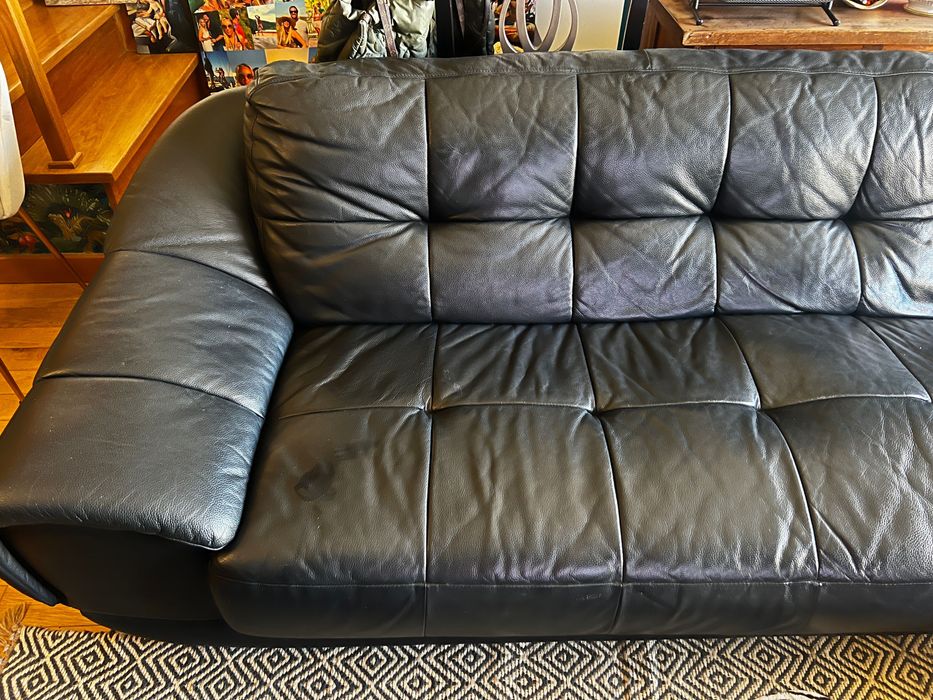 Sofá confortável em pele preto, com chaise long
