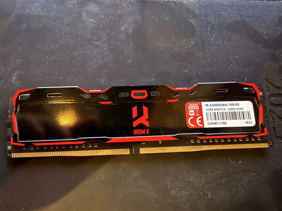 Pamięć RAM GOODRAM IRDM X 8 GB 3000 MHz CL16 – czerwono‑czarna