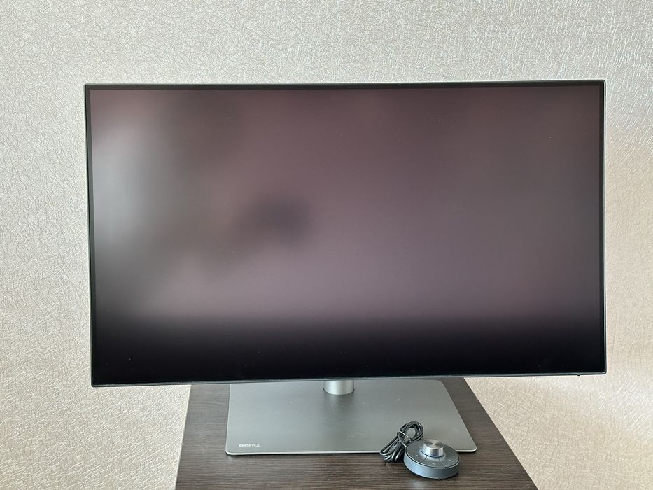 Продаю професійний монітор BenQ PD3220U, придбаний новим у 2023 році