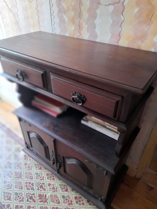 Móvel de madeira exótica em perfeito estado