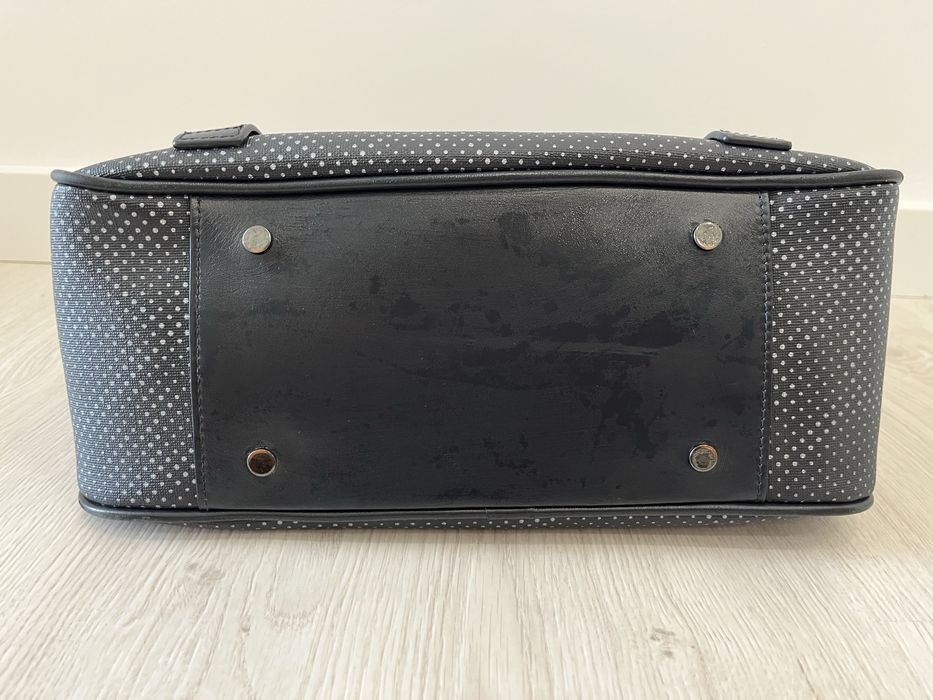 Mala azul com o padrão da Tous